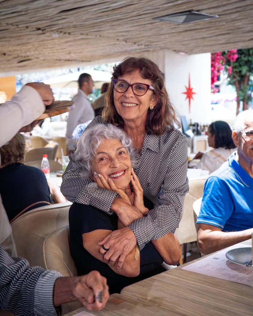 mulheres mais se abraçando felizes